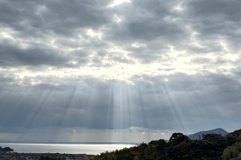 雲の隙間から光が差す様子