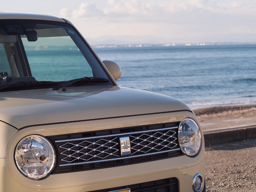 スズキ・アルト ラパンのフロントフェイスと海