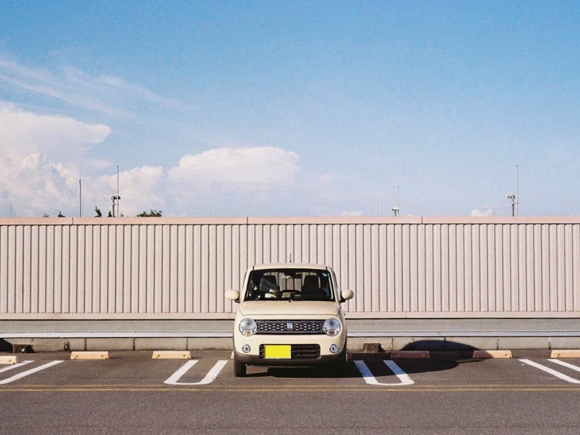 屋上駐車場に止まるスズキ・アルト ラパン
