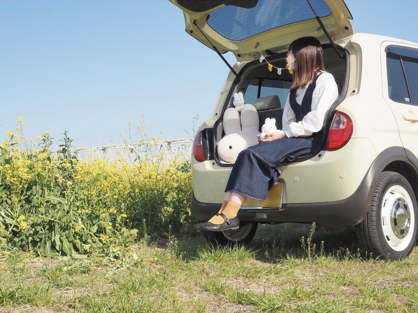 スズキ・アルト ラパンのラゲッジに座るオーナーさん