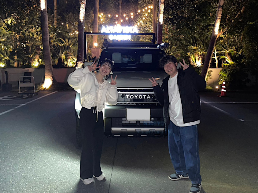 トヨタ・ランドクルーザー250のオーナーさんと奥様がピースしている写真
