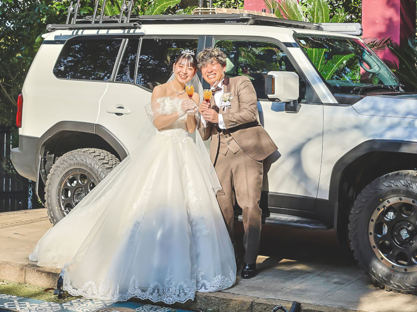 トヨタ・ランドクルーザー250の前で新郎新婦の記念撮影
