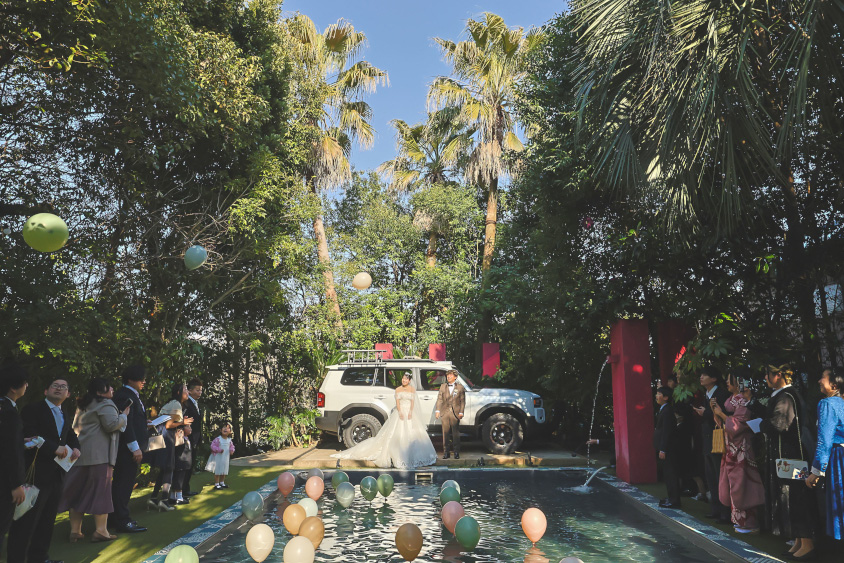 結婚式の2次会でプールサイドに登場したトヨタ・ランドクルーザー250