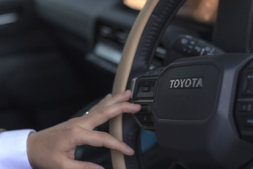 トヨタ・ランドクルーザー250のステアリングとオーナーさんの手
