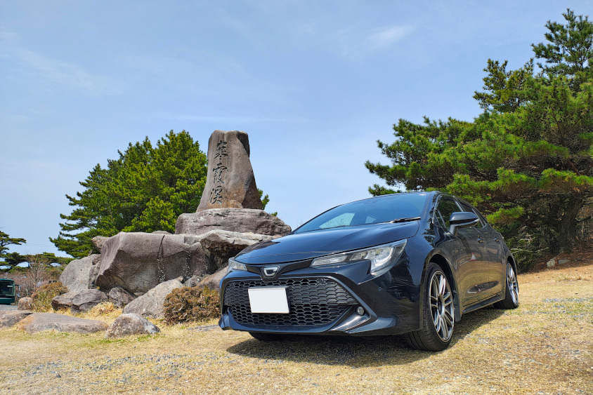 トヨタ・カローラスポーツと石碑