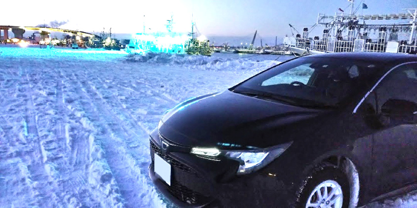 トヨタ・カローラスポーツと雪景色