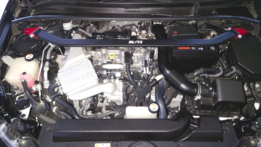 トヨタ・カローラスポーツのエンジンルーム