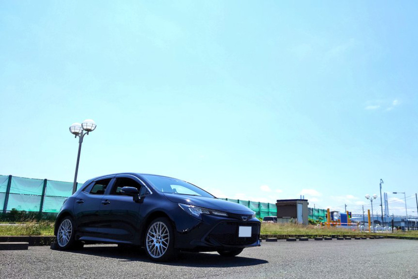 トヨタ・カローラスポーツと晴れ渡る空