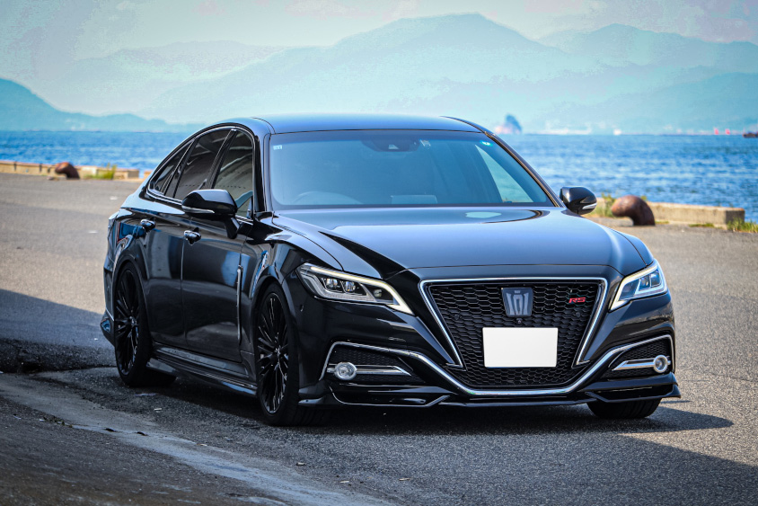 トヨタ・クラウン（220系）と海