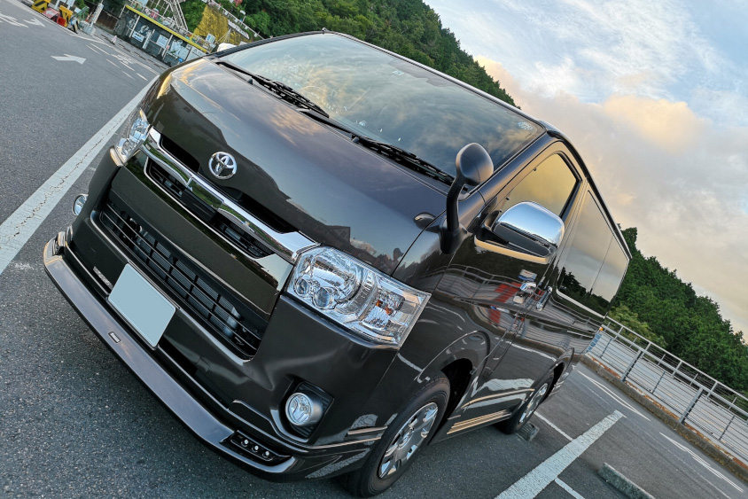 夕暮れに佇むトヨタ・ハイエース スーパーGL“50TH ANNIVERSARY LIMITED”