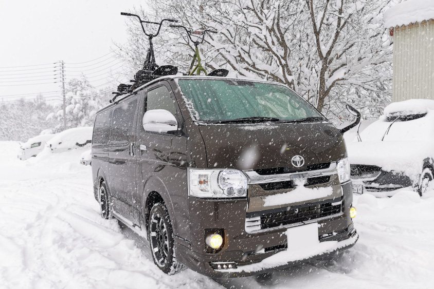 トヨタ・ハイエース スーパーGL“50TH ANNIVERSARY LIMITED”と雪景色