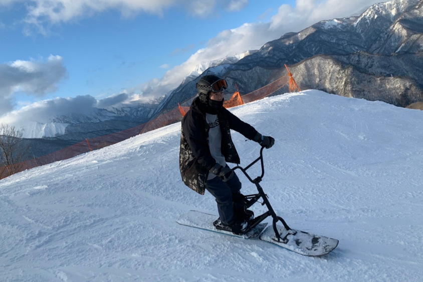 スノーモトを楽しむハイエースのオーナーさん
