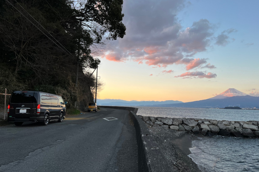 トヨタ・ハイエース スーパーGL“50TH ANNIVERSARY LIMITED”と富士山