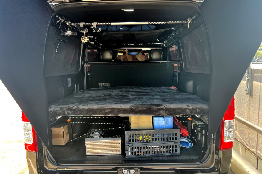 トヨタ・ハイエース スーパーGL“50TH ANNIVERSARY LIMITED”の車中泊仕様の荷室