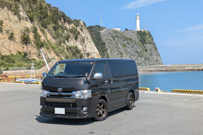 トヨタ・ハイエース スーパーGL“50TH ANNIVERSARY LIMITED”と灯台
