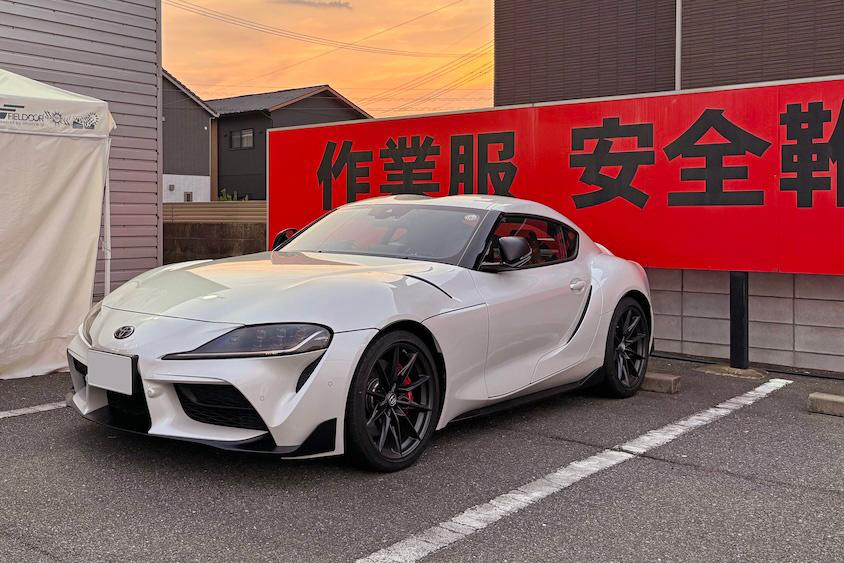 お店前の駐車場に止まるGRスープラ