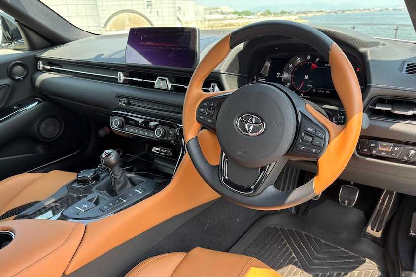 GRスープラの車内