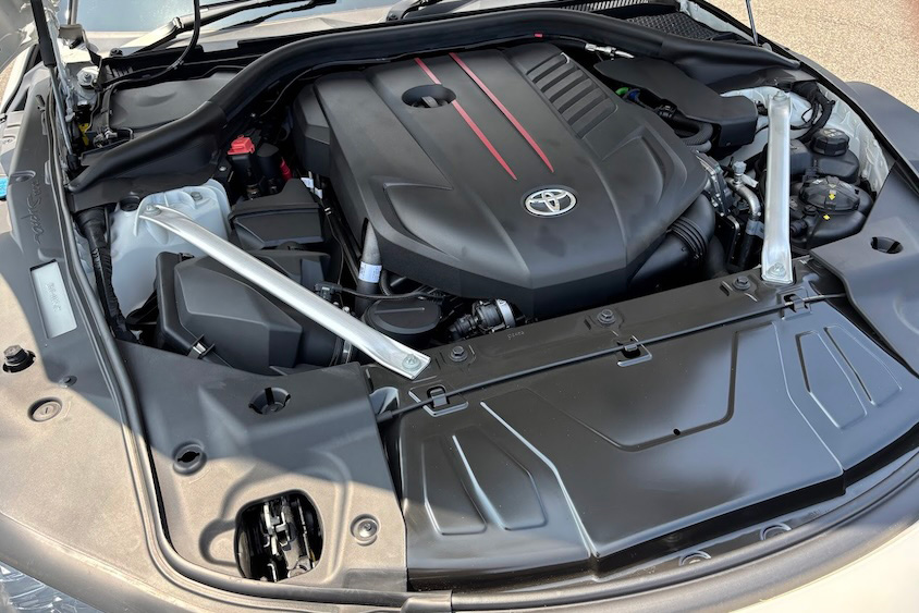 GRスープラのエンジンルーム