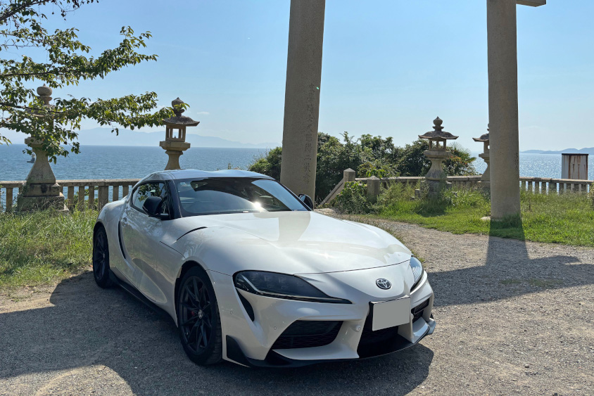 GRスープラと鳥居と海