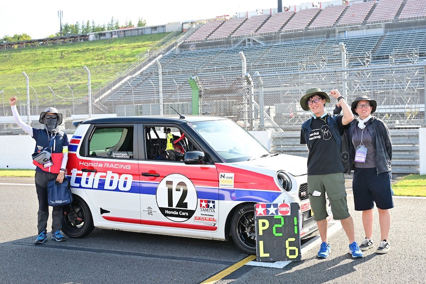 スタート前のグリッド上でN-ONEとガッツポーズするオーナー