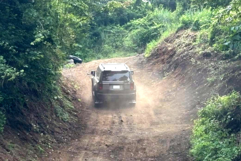オフロードを走るランドクルーザー250