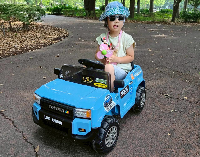 ランドクルーザー250のおもちゃカーに乗るオーナーの娘さん
