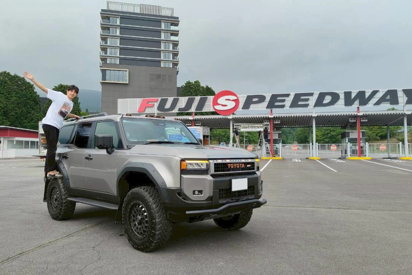 ランドクルーザー250と富士スピードウェイのゲート