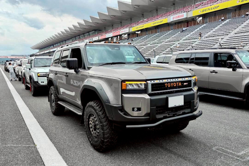 富士スピードウェイのメインストレートに並ぶランドクルーザー250