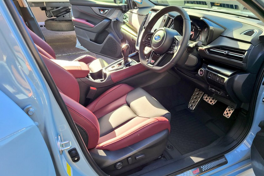 レヴォーグ運転席