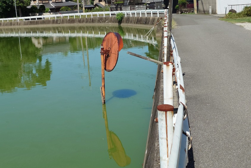 池とカーブミラー