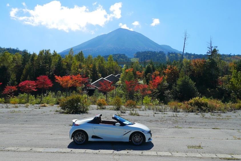 ホンダS660と山遠景