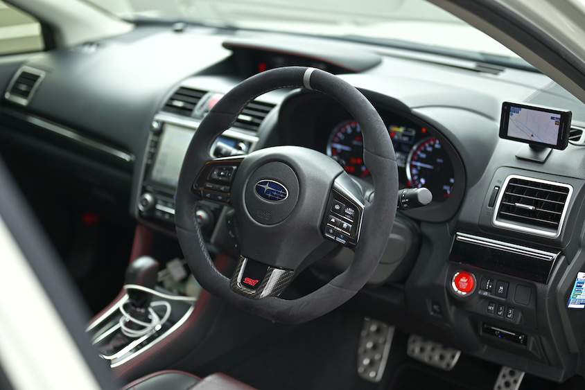 スバルレヴォーグ運転席