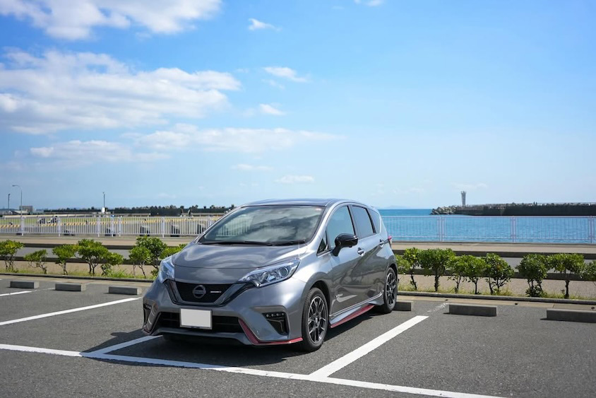 日産ノート＠海岸駐車場引きカット