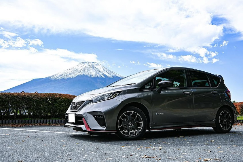 日産ノートと富士山