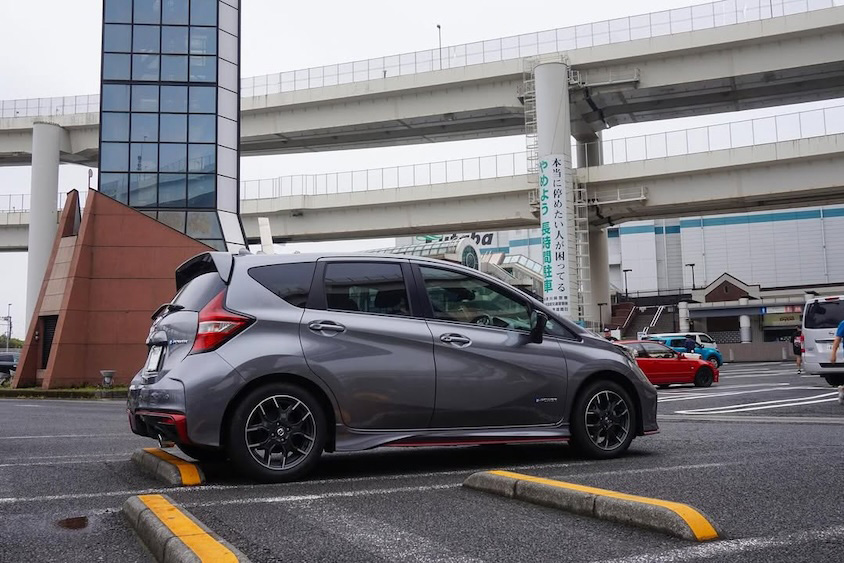 日産ノート＠大黒PAリヤビュー