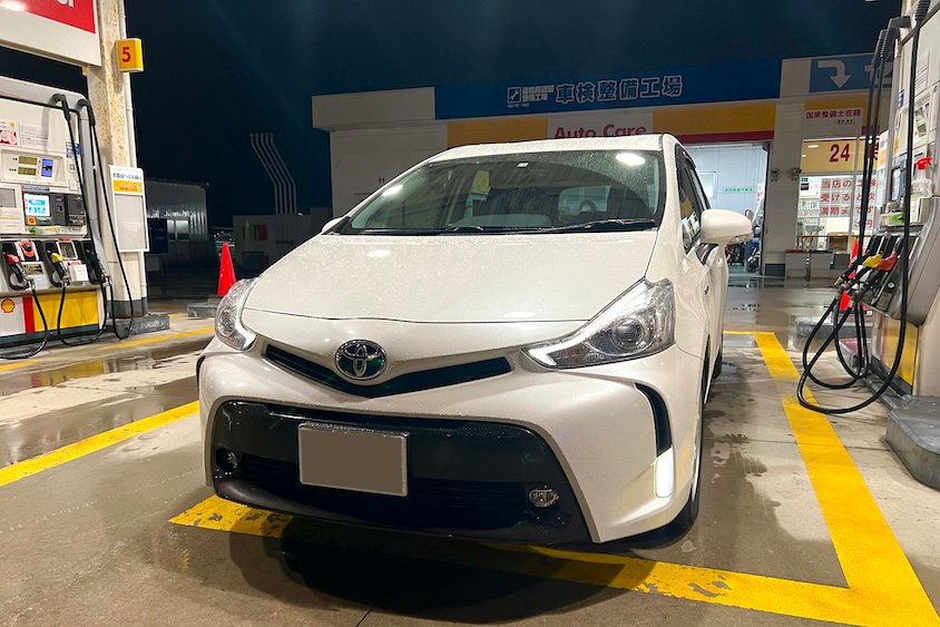 トヨタプリウスアルファ＠ガススタンド