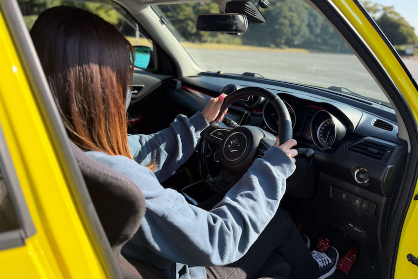 スズキスイフトスポーツ運転席着座