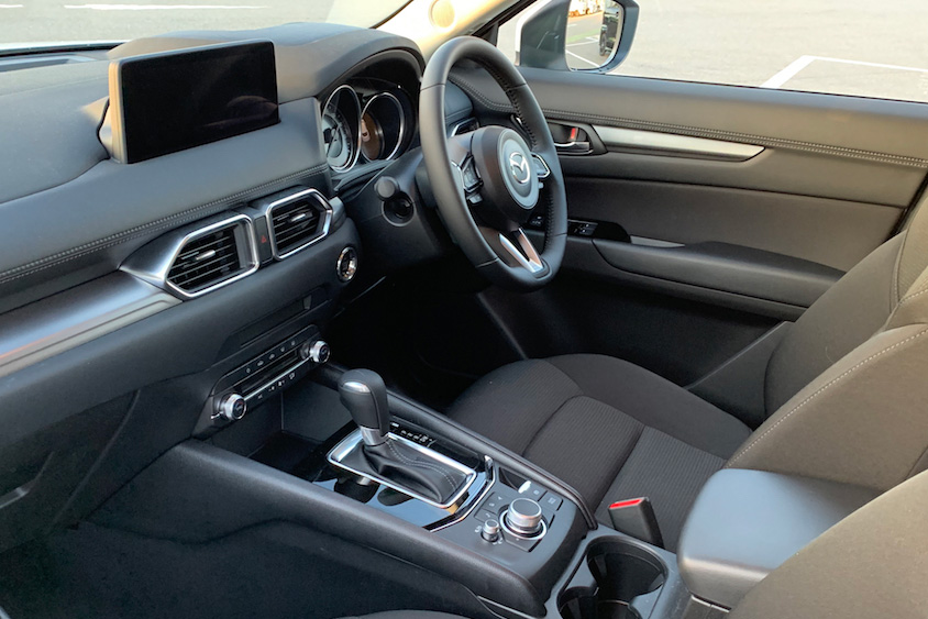 マツダCX-5運転席左から