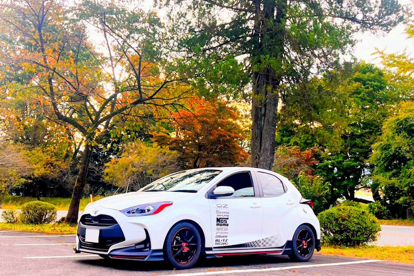 トヨタヤリス＠公園駐車場