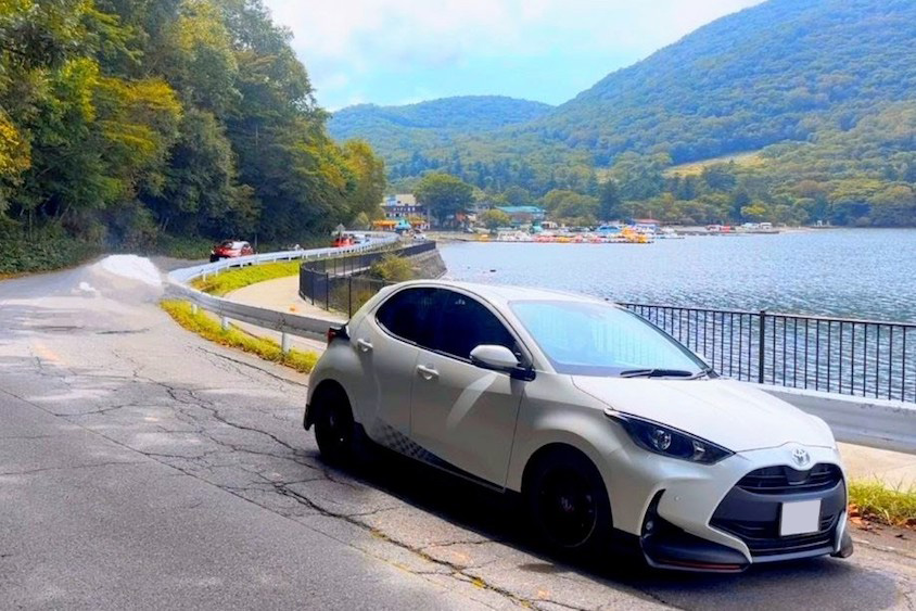 トヨタヤリス＠湖畔ドライブ