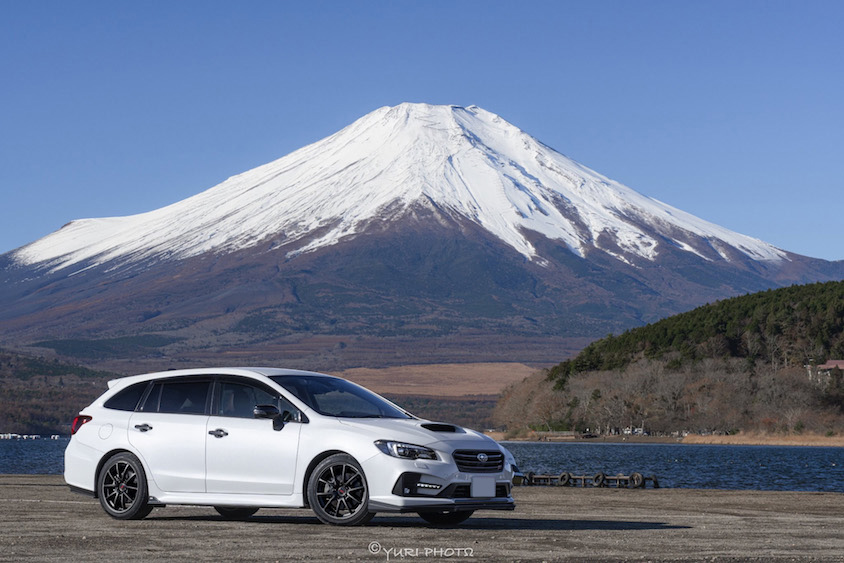 スバルレヴォーグと富士山