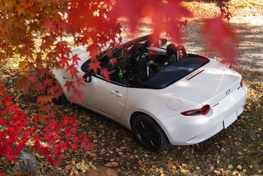 マツダロードスターと紅葉