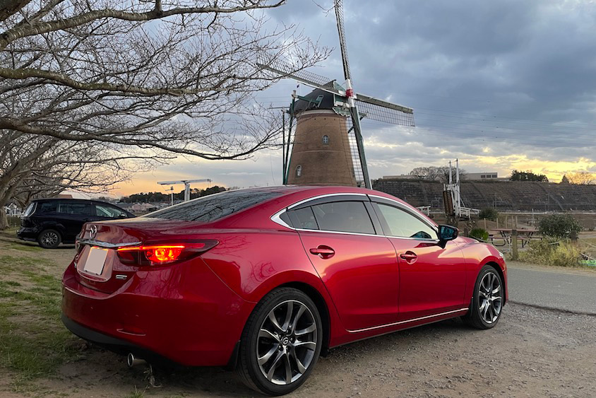 マツダアテンザと風車