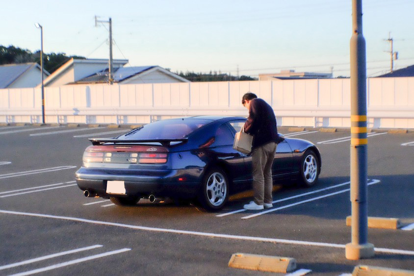 日産フェアレディZへ乗り込むオーナー