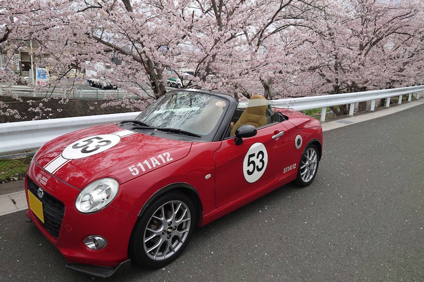 桜並木とダイハツコペンセロ