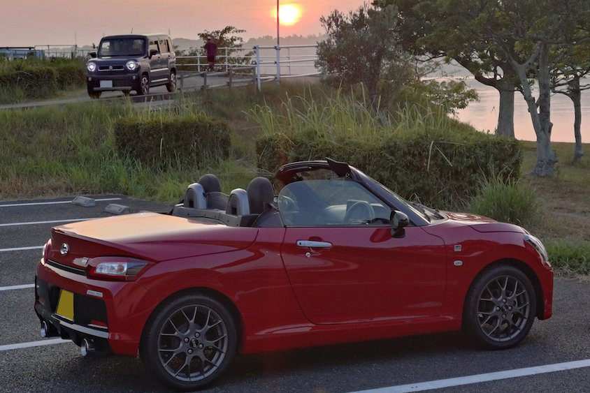 夕日とダイハツGRコペン