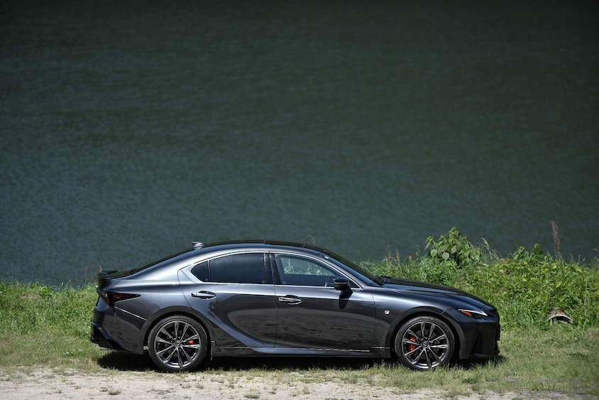 河岸のレクサスIS