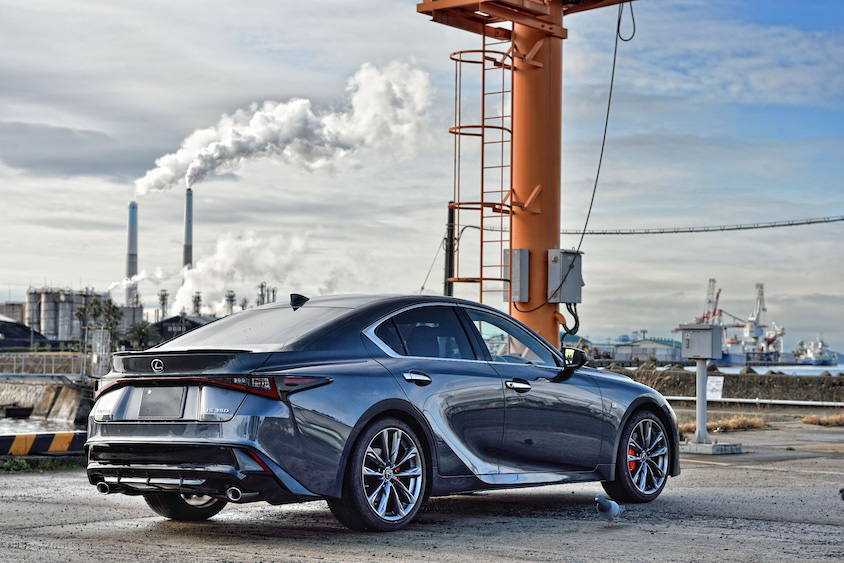 工場地帯のレクサスIS