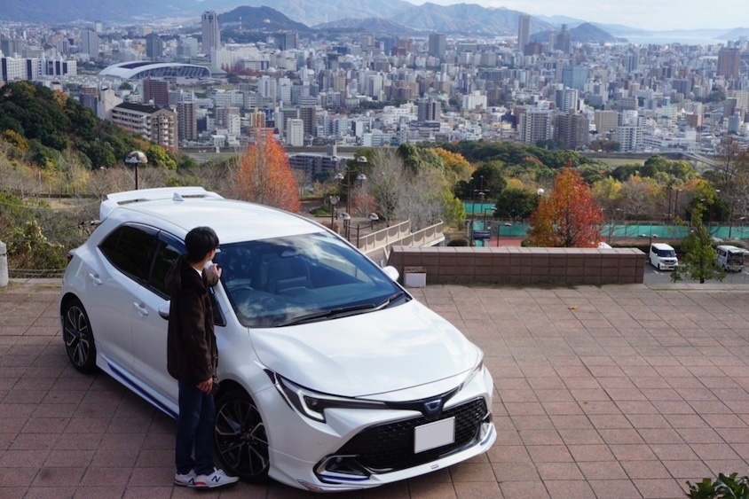 広島市遠景とトヨタカローラスポーツ