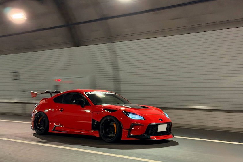 トンネル走行中のトヨタGR86